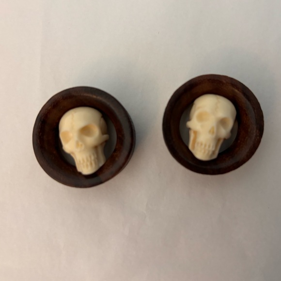 Carved Skull Inside Wooden Tunnel Gauge - Picture 5 of 7